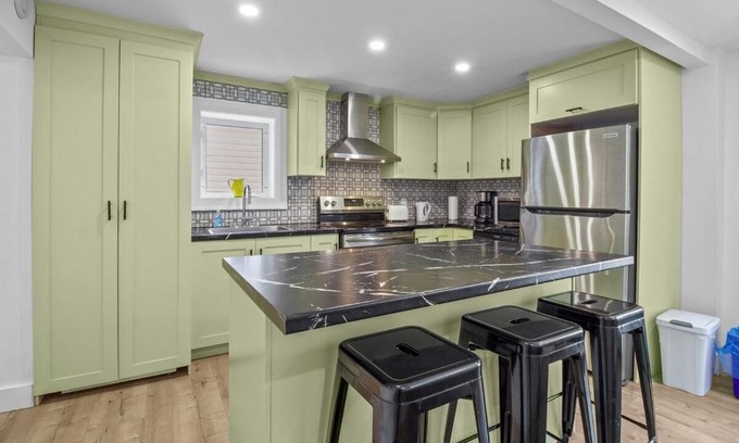 Terra Nova House | Georgestown Hutch Private Patio Parking