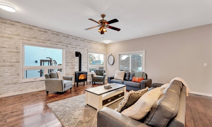 Sherwood Park House | Georgia - 3 BR Bungalow w/Deck, BBQ & Near Mall