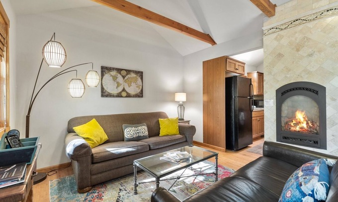Old Bend House | Georgia Cottage Lindy | Old Bend pet (dog) friendly walk everywhere!