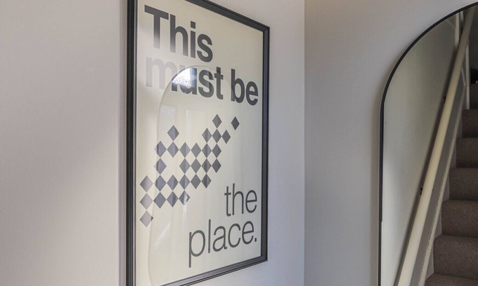 Barry Apartment | Georgia Suite | Stylish 1BR Sleeps 4 Wifi