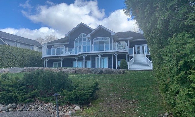 Penetanguishene House | GEORGIAN BAY DIRECT WATERFRONT HOME NEAR MIDLAND, ONTARIO