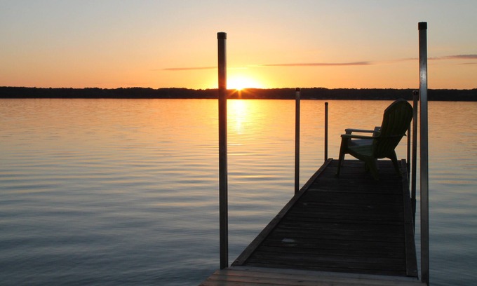 Wiarton Cottage | GEORGIAN BAY RETREAT-Stone Fireplace-Hot Tub- Dock- No Cleaning Fee!