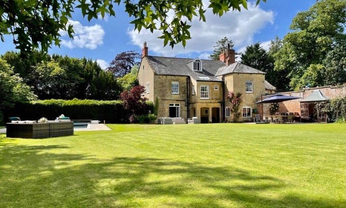 West Chinnock House | Georgian Home with Heated Swimming Pool