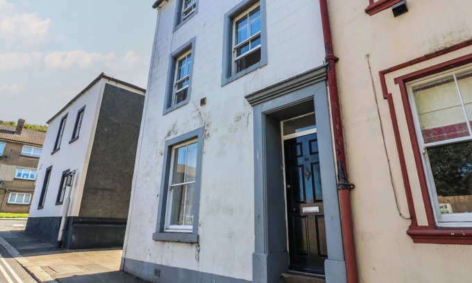 Whitehaven House | GEORGIAN TOWN HOUSE, family friendly, with a garden in Whitehaven