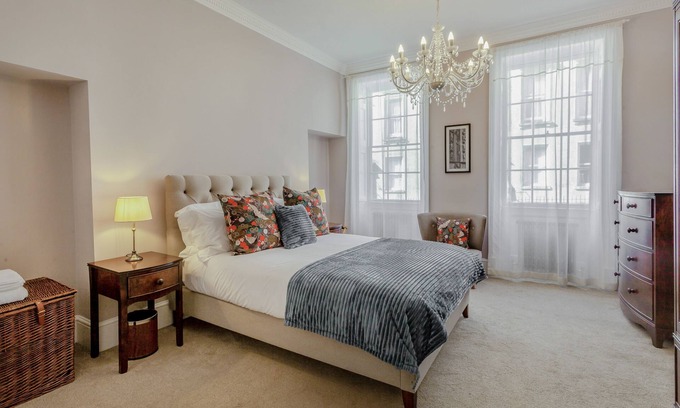 Upper Town Cottage | Georgian Vogue - stylish apartment for 5 in the city