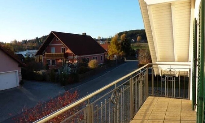 Schoensee Apartment | Geräumige 70qm Ferienwohnung mit Balkon, für 3 Personen