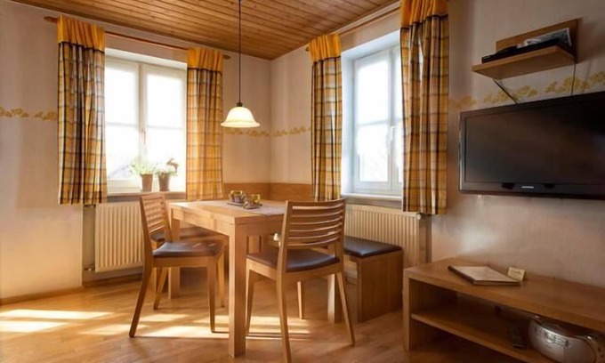 Bohmzwiesel Apartment | Geräumige Ferienwohnung (70m2) über zwei Ebenen mit Balkon, mit zwei getrennten Doppelbett-Schlafzimmern.