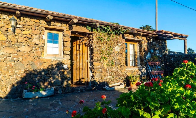 Valverde House | Geranios Rojos II