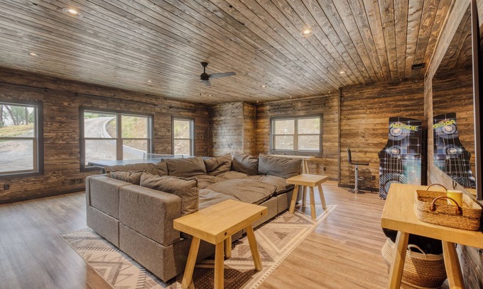 Ruidoso House | Get away and relax at Elk Ridge, a modern lodge in the mountains of Ruidoso.