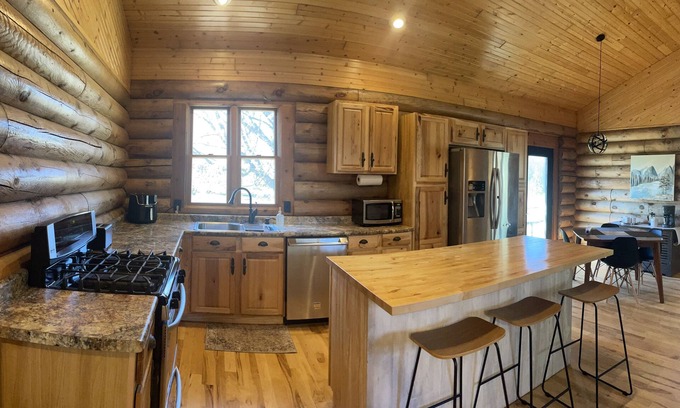River Falls House | Get away from everything, be close to everything!