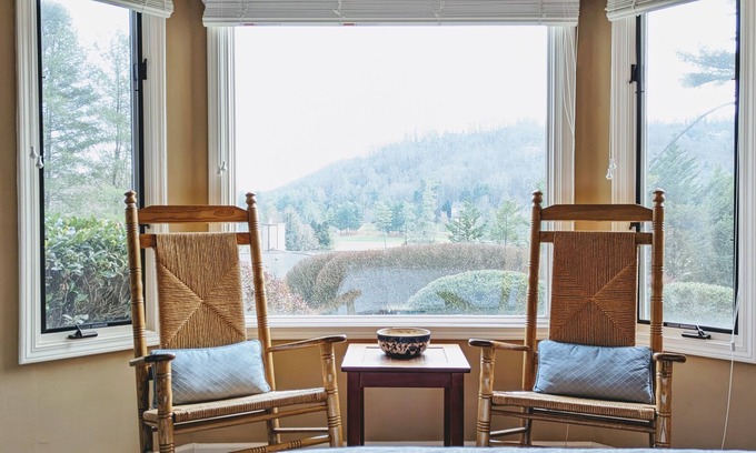 Kenmure Condo | Get Cozy in Kenmure Country Club - Golf & Tennis!