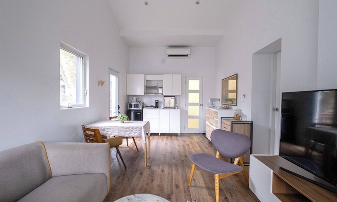 Swansea House | Get Loft in Nature, Queen private suite in High Park