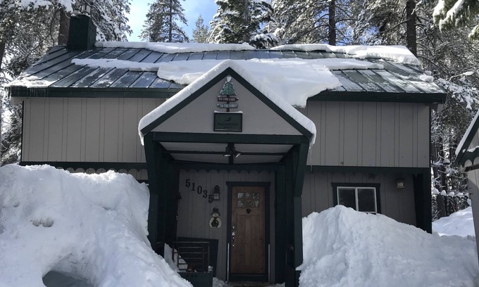 Pla-Vada Woodlands House | get ready for LOTS of snow! Cozy cabin- private sled hill, close ski resorts