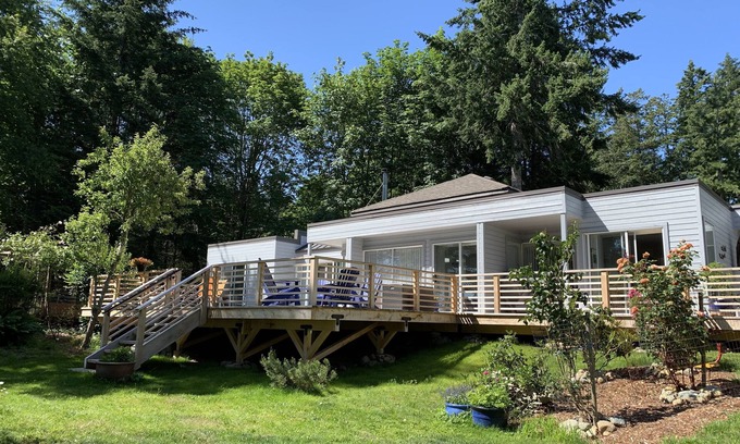Courtenay Apartment | Get the Best of 4 Worlds: Sea, Forest, Slopes and Comfort