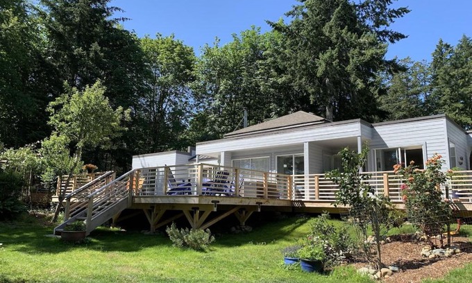 Courtenay House | Get the Best of 4 Worlds_ Sea, Forest, Slopes and Comfort
