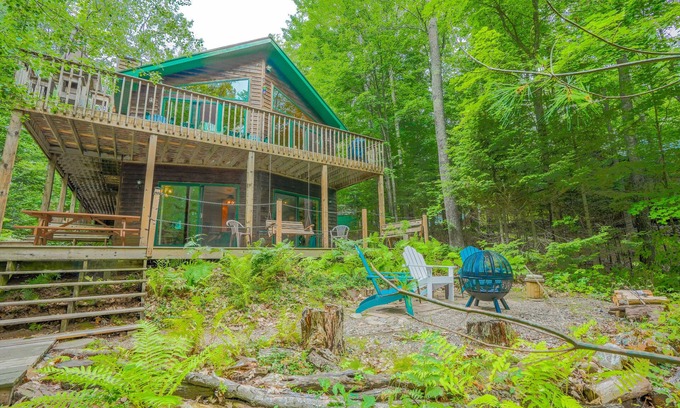 Hayward House | Get To The Lake! Canoes & kayaks included. Sand bottom swimming + good fishing!