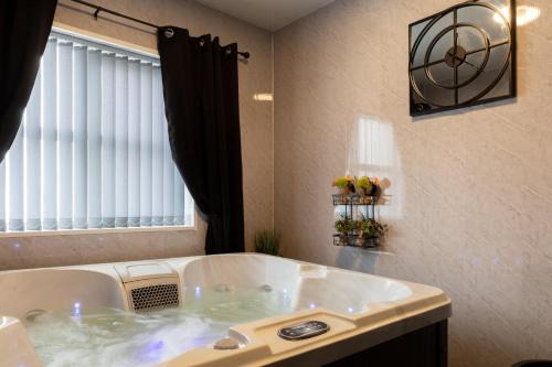 Rotherham Apartment | Getaway Accommodation with Pool Table and Jacuzzi!