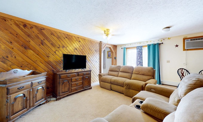 Greenville Apartment | Getaway apartment home with full kitchen, washer/dryer, streaming services. & TV
