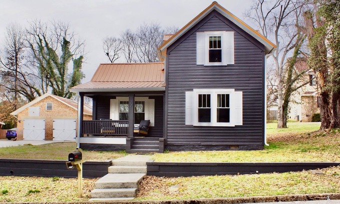 Dayton Cottage | Getaway at this Charming Family Cottage