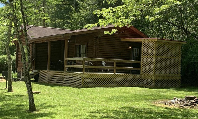 Slade Cabin | Getaway cabin close to Natural Bridge State Park with hot tub and internet