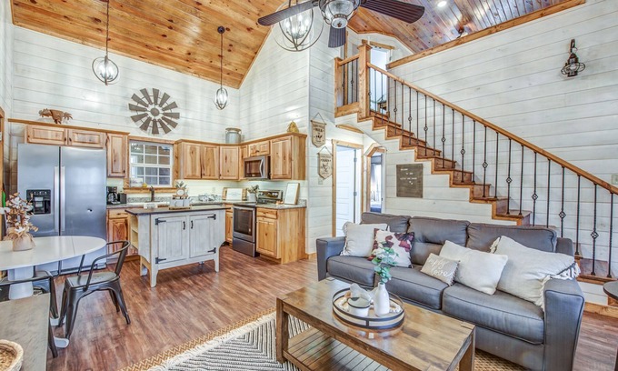 Counce Cabin | Getaway Chalet Pickwick! HOT TUB! FirePit 5 mins Pickwick Landing!