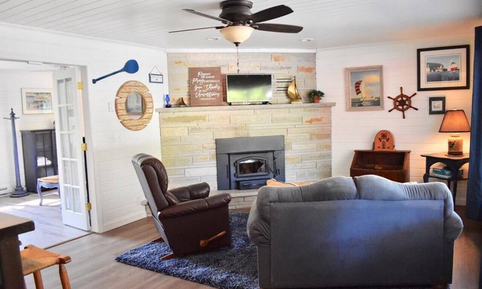 Ellison Bay Cottage | Getaway for 2. Walking distance to beautiful sandy beach & gorgeous sunsets.