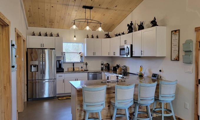 Commerce House | Getaway in a Peaceful Quiet Barndominium