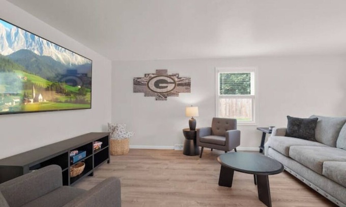 Green Bay House | Getaway in GB Updated! Explore & Enjoy the Areann