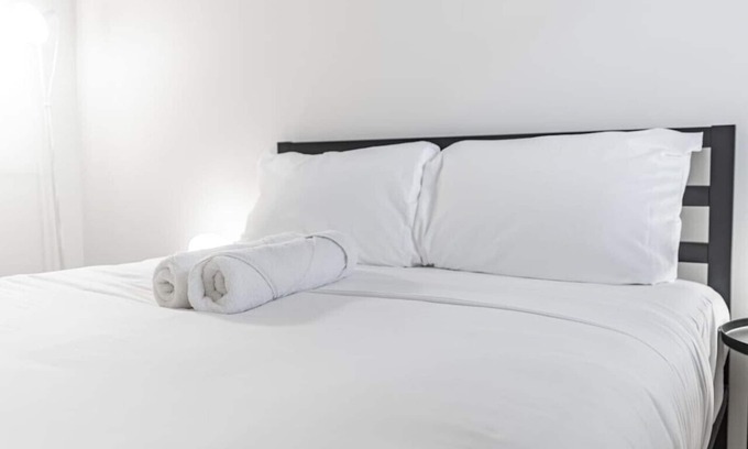 Hackensack River Waterfront Apartment | Getaway Private Bed close to NYC/EWR/Trans/Cafe