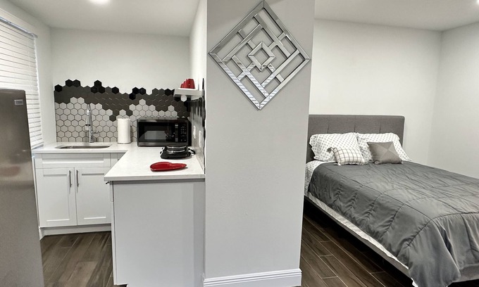 Lutz Apartment | Getaway/Private Suite A, nTranquility 🏡 close to ✈️ beach, mall, park, zoo