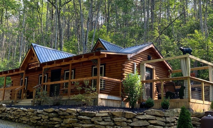 Gatlinburg - Pigeon Forge House | Gettin Cozy - Peaceful Mountain Escape for Couples - Hot Tub, Pet Friendly