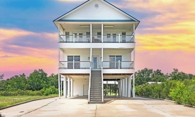 Shoreline Park House | Getting Nauti by the Bay! 5 Bedrooms, Waterfront!