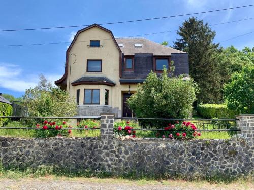 Doische House | Gezellige villa met open haard en zonnige tuin.
