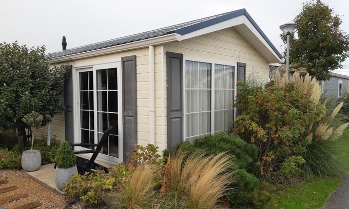 Groot Valkenisse Apartment | GEZELLIGE ZEEMEEUW Bed by the Sea