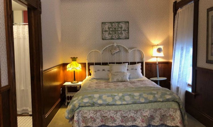 Rush City House | GH1 · #1 Grant House-Moniqe's Suite: Tearose Eveningsong