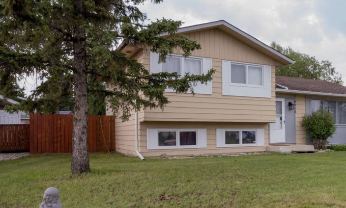 Leduc House | GI Cozy nestled home