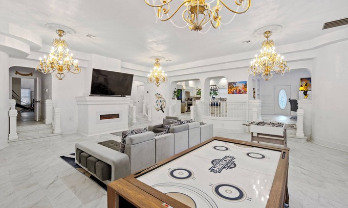 Southside House | Giant 6BR Downtown w BBQ, Arcade, Air Hockey, Pool Table, Games, Sleeps 25
