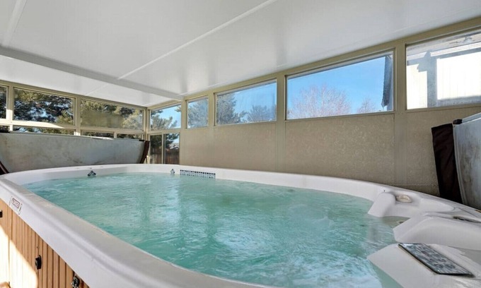 Sparks House | Giant Jacuzzi Luxe 5 BD Home Pool Table Ping-Pong