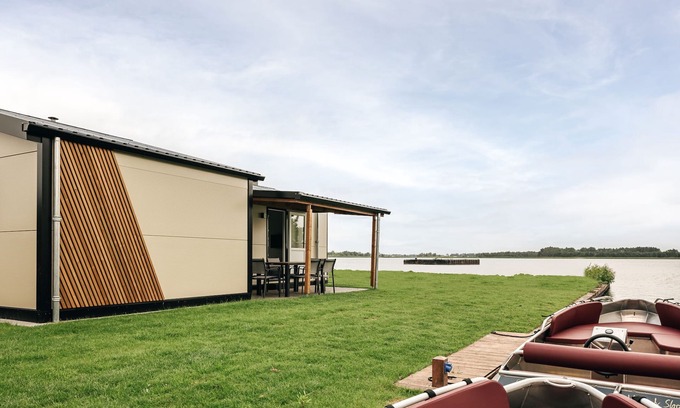Zuideinde Ski Chalet | Giethoorn Lakehouse Retreat