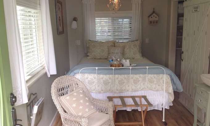 Artondale Cottage | Gig Harbor- Traveling Nurses welcomed Special Rates Applied >Beekeepers Cottage