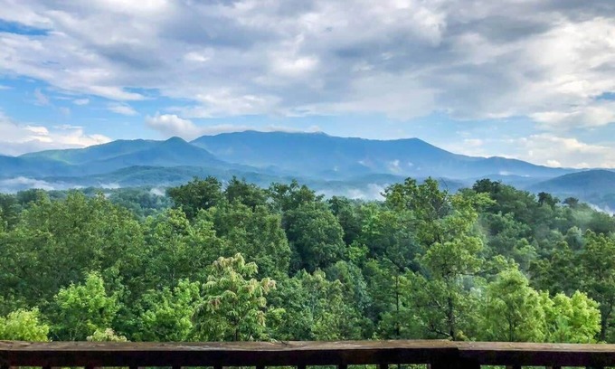 Gatlinburg - Pigeon Forge Cabin | Gigantic Views GSMNP/3.6 Miles 2 DwTn Gatlinburg