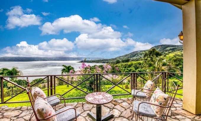 Tronadora Apartment | Gigantic Volcano and Lake Views, King Bed