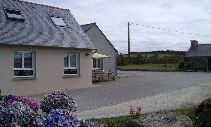Plouarzel Cottage | Giîte between land and sea <