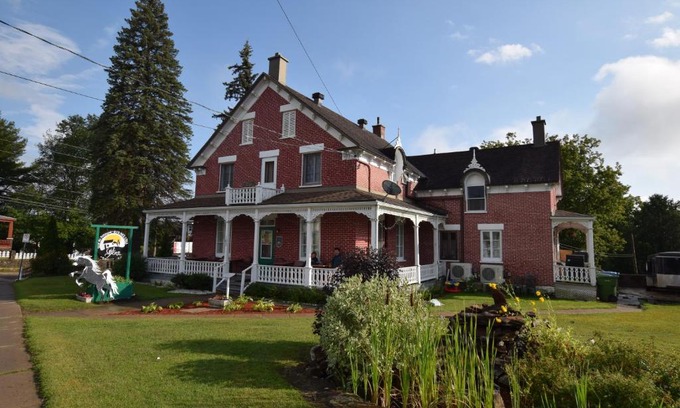 Saint-Andre-Avellin Bed & Breakfast | Gil Ann