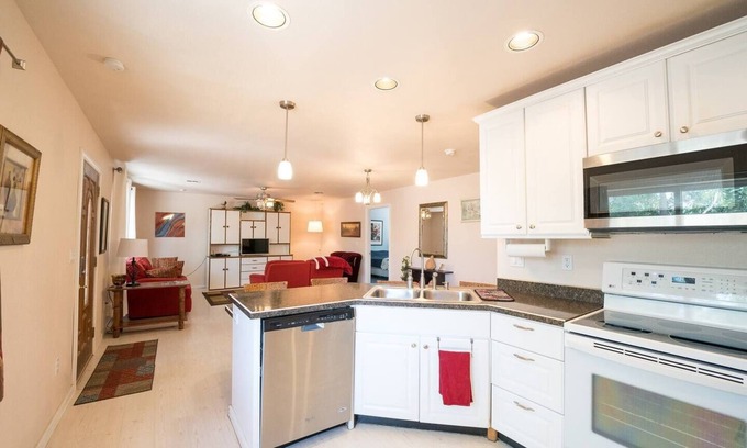 Thatcher House | Gila Valley Cottage | Quiet Retreat w/BBQ Patio