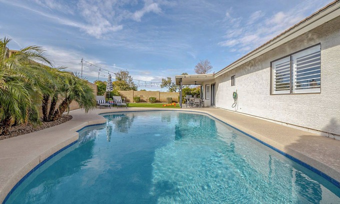 Meadows House | Gilbert Oasis: Pool, Putting Green & Near DT!