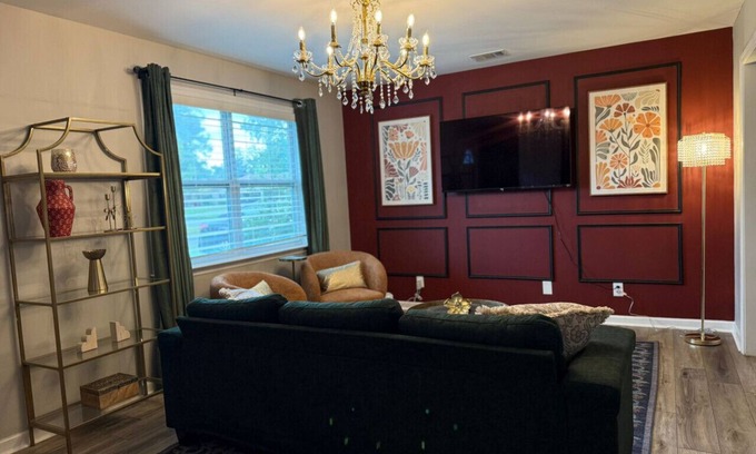 Savannah House | Gilded Magnolia Hideout|Sleeps8|Hot Tub|pet+