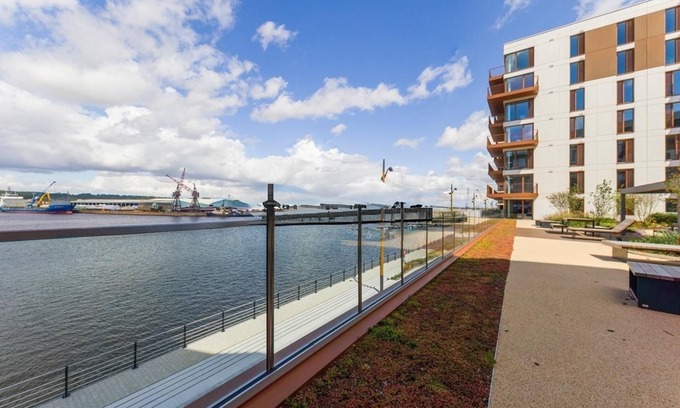 Gillingham Apartment | Gillingham's Best.Great Discount 4 long Term Stay.River View.Netflix & Parking.