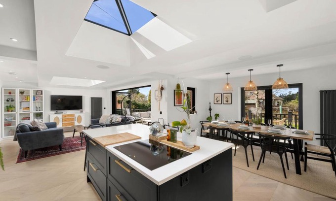 Murthly House | Gilmore House - 5 Bedroom Victorian Home with Hot Tub