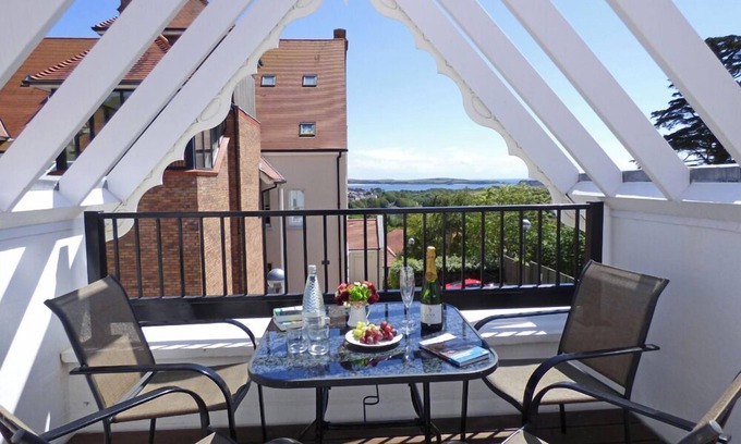 Tenby Cottage | Giltar View, holiday property Tenby, Sleeps 5, 3 bedrooms, bathrooms